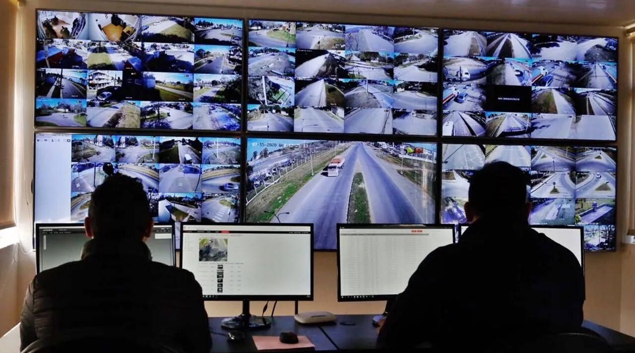 Centro de monitoreo de CCTV con múltiples pantallas
