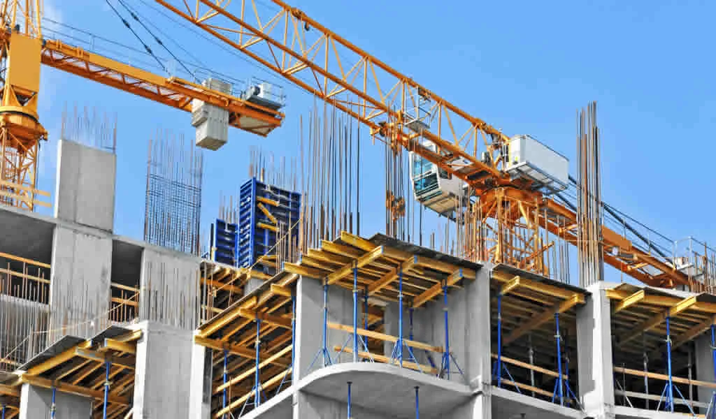 Edificio en construcción con grúas