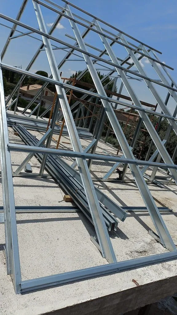 Estructura metálica en proceso de montaje