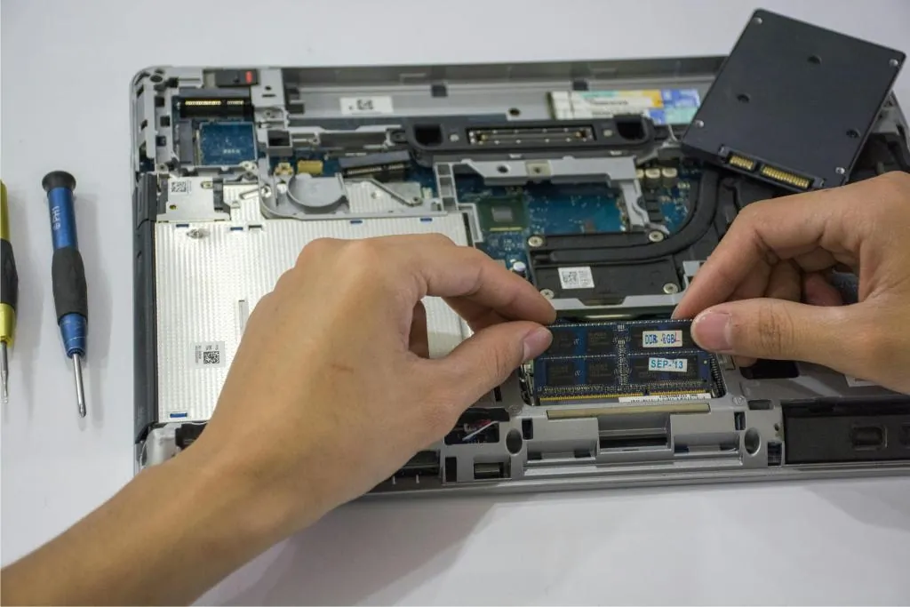 Técnico reparando una computadora portátil